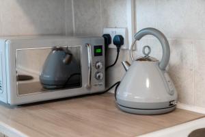 Three Bedroom House - Garden - Parking - Wifi - Netflix - Top Rated - 11T