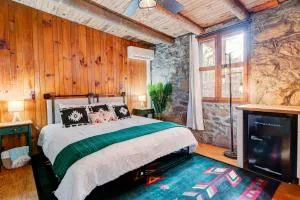 The Furry Lodge Double Ste 7 & 8 - Waynesville