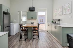 The Owl House Guest House - 3hvězdičkové hotely ve městě Port Elizabeth