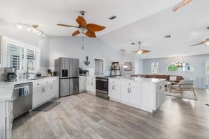 Bayside Retreat, 4 Bedroom, 3 Bath Beach House, Heated Pool, Spa, Boat Dock