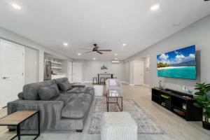 Bayside Retreat, 4 Bedroom, 3 Bath Beach House, Heated Pool, Spa, Boat Dock