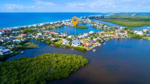 Bayside Retreat, 4 Bedroom, 3 Bath Beach House, Heated Pool, Spa, Boat Dock