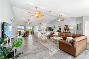 Bayside Retreat, 4 Bedroom, 3 Bath Beach House, Heated Pool, Spa, Boat Dock