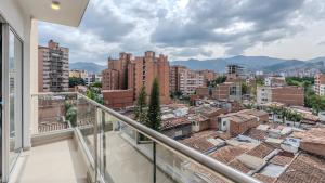 Mirador del Laureles, AC, Piscina, Parqueadero 701