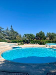 Appartements 2 pieces, moderne et lumineux avec piscine en residence privee : photos des chambres