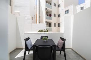 Modern 2BD Apartment with Maltese Balcony & Back Yard - Close to St Julians & St Georges Bay & Sliema Promenade