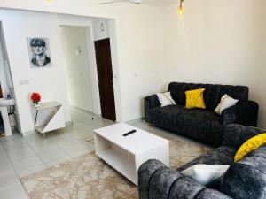 Gianas stays with pool