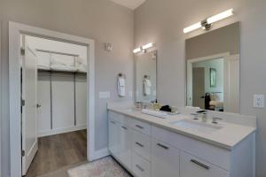 Spacious 2BD-Close To Everything