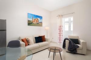 Modern 2BD Apartment with Maltese Balcony & Back Yard - Close to St Julians & St Georges Bay & Sliema Promenade