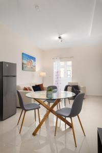 Modern 2BD Apartment with Maltese Balcony & Back Yard - Close to St Julians & St Georges Bay & Sliema Promenade