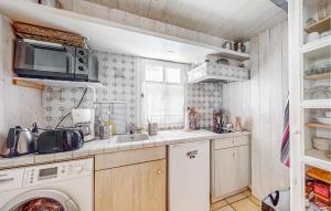 Maisons de vacances 2 Bedroom Amazing Home In Ars-En-Re : photos des chambres