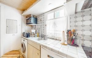 Maisons de vacances 2 Bedroom Amazing Home In Ars-En-Re : photos des chambres