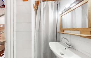 Maisons de vacances 2 Bedroom Amazing Home In Ars-En-Re : Maison de Vacances 2 Chambres