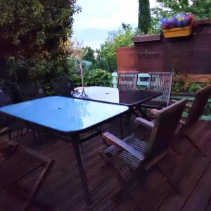 Welcome, Bienvenue, Chez Charly!