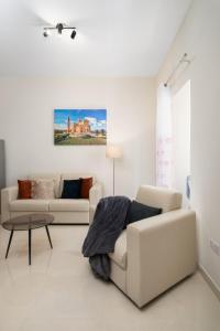 Modern 2BD Apartment with Maltese Balcony & Back Yard - Close to St Julians & St Georges Bay & Sliema Promenade