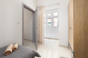 Modern 2BD Apartment with Maltese Balcony & Back Yard - Close to St Julians & St Georges Bay & Sliema Promenade