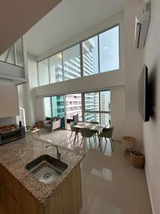 Modern 2 Story Penthouse, With Pool, Spa & Beach