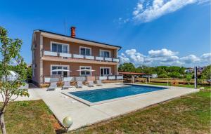 5 Bedroom Awesome Home In Valbandon