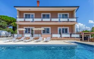 5 Bedroom Awesome Home In Valbandon