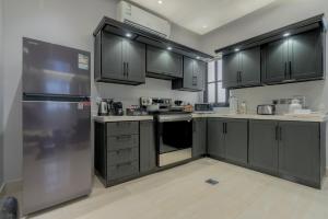 Layali Properties - Spacious 3BR Penthouse - Convention and Exhibition Center