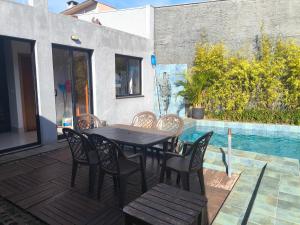 Piscina 1 suíte área gourmet completa