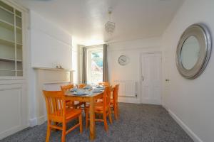 Feel at Home in Durham, Charming 3-Bedroom Retreat, Sleeps 5, Parking, WiFi