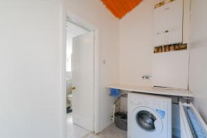 Feel at Home in Durham, Charming 3-Bedroom Retreat, Sleeps 5, Parking, WiFi