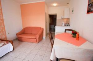 APARTMAN 5 KRISTINKA Gujinović