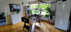 Stort værelse med lækkert badeværelse