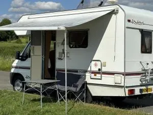 Motorhome in Hinckley- Sleeps 3- Pet Friendly - 纽尼顿