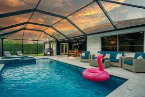 Pink Palm Villa Heated Salt Pool 5 min to beach - Estero