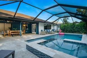 Pink Palm Villa Heated Salt Pool 5 min to beach