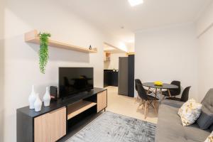Localização Central! A 450 metros da Vila Germânica Loft com Piscina, Ar-Condicionado, Wi-Fi, Cozinha completa, Garagem Privativa, Espaço Zen, Academia, Sauna, e Mercadinho 24h