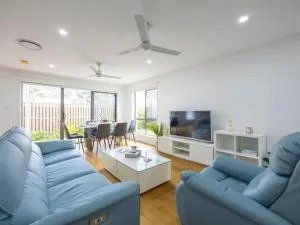 Brand new 4beds home Minutes from M1 and Local Shops - Burbank