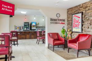 HomeTowne Studios by Red Roof Huntsville - Madison