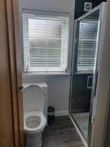 Cosy Modern 2 bed Garden view appartment, Parking, TV Wifi