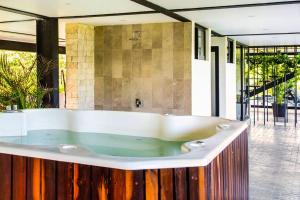 Designer Penthouse - Jungle Views, Bike to Beach