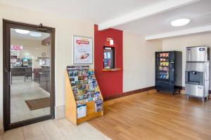 HomeTowne Studios by Red Roof Huntsville - Madison