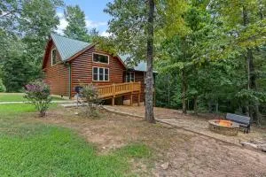 Romantic Cabin with Spa Amenities near Helen GA - Clermont