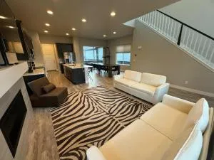 New Modern Contemporary House by The Airport and Gaylord Resort - Bennett