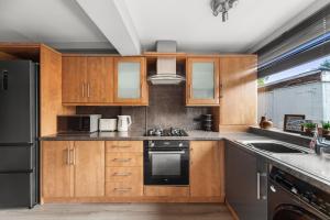 Modern 3-BR Home-Driveway, Sky-TV-Fast WiFi