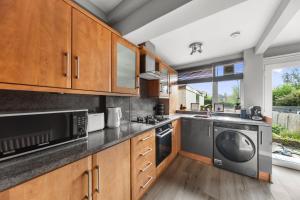 Trendy 3-BR Home-Driveway, Sky-TV-Fast WiFi