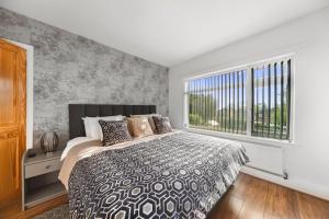 Charming 3-BR Home-Driveway, Sky-TV-Free WiFi