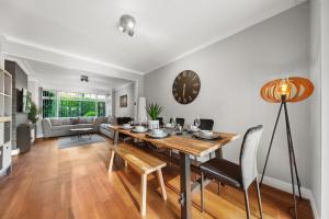 Bright 3-BR Home-Driveway, Sky-TV-Free WiFi