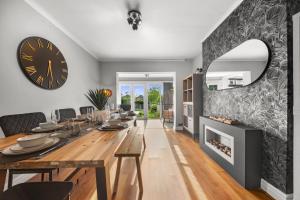 Charming 3-BR Home-Driveway, Sky-TV-Free WiFi