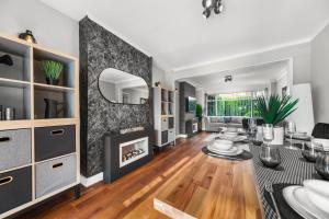 Modern 3-BR Home-Driveway, Sky-TV-Fast WiFi