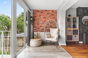 Modern 3-BR Home-Driveway, Sky-TV-Fast WiFi