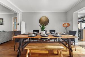 Modern 3-BR Home-Driveway, Sky-TV-Fast WiFi