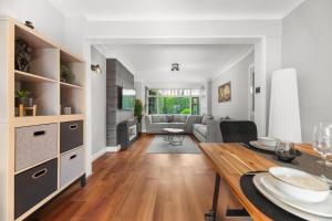 Charming 3-BR Home-Driveway, Sky-TV-Free WiFi