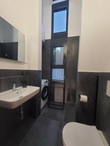 modernes Holzhaus, Cabin, auf dem Fluss, wenige Meter zum Meer